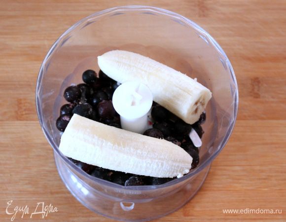 Для начала очистить банан, положить в морозилку для заморозки. Через пару часов вытаскиваем и вместе с ягодами взбиваем в блендере. 