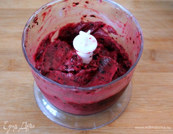 Понемногу добавляем молоко. Взбиваем до однородной гладкой массы. Возможно вам потребуется чуть больше молока.