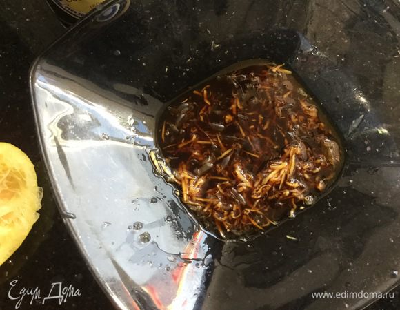 В миске смешайте имбирь, соевый соус, сок лимона.