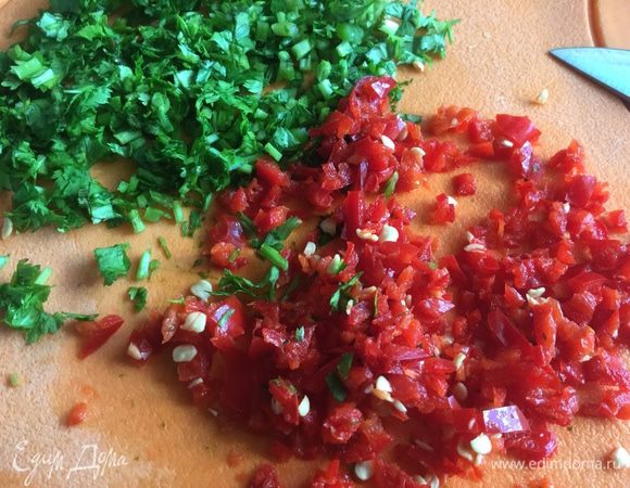 Кинзу и перец мелко порубите. Если хотите чтобы масло было не слишком острым, предварительно удалите из перца семена.