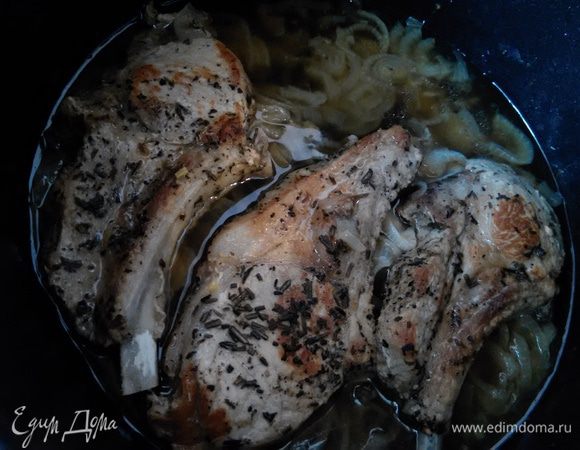 Готовим в мультиварке в режиме тушения минимальное количество времени. У меня для мяса это 30 минут, мясо итак почти готово, его надо только довести. Поэтому я через 15 минут выключила.