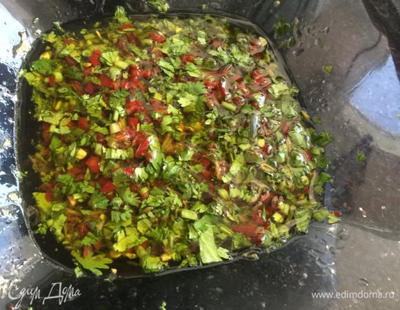 Кинзу, перец и оливковое масло добавьте в миску, перемешайте и оставьте настояться.