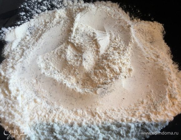 В отдельной миске смешайте муку, соль и перец.