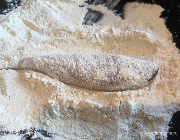 Обваляйте барабульку в муке.