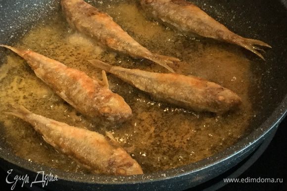 На раскаленную сковородку налейте растительное масло и пожарьте рыбу с двух сторон до золотистого цвета.