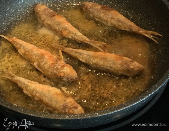 На раскаленную сковородку налейте растительное масло и пожарьте рыбу с двух сторон до золотистого цвета.