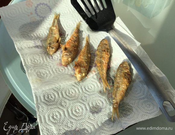 Выкладывайте рыбу на бумажное полотенце, чтобы ушел лишний жир.