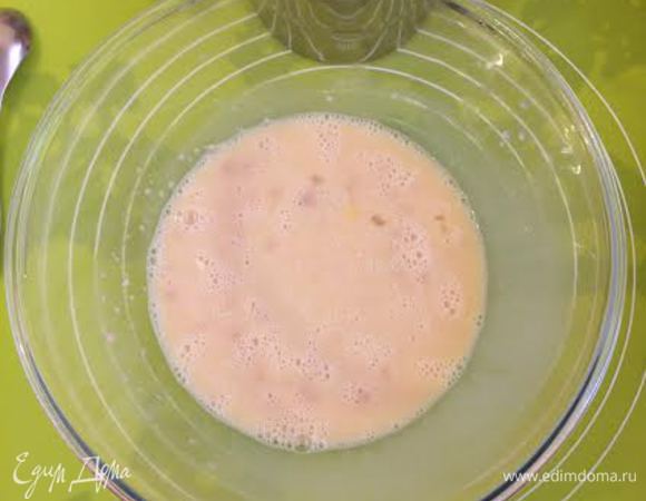 В теплом молоке развести дрожжи. Добавить сахар, соль, растопленное сливочное масло и перемешать венчиком. Добавить яйцо и еще раз перемешать венчиком.