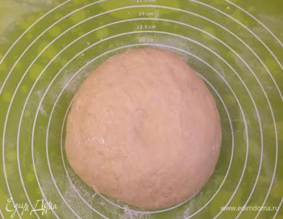 Замесить мягкое тесто, накрыть полотенцем и поставить на 1 час в тепло.