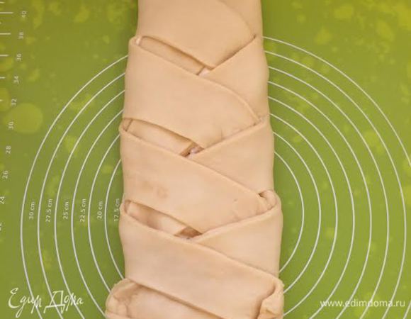 Тесто раскатать, по середине выложить начинку, по бокам сделать надрезы и заплести косу. Накрыть полотенцем и дать постоять 15 минут. Я это все делала на коврике для выпечки, если у вас нет такого коврика, то лучше раскатать тесто на бумаге для выпечки и сразу перенести на противень, так как потом рулет с начинкой будет тяжело перенести.