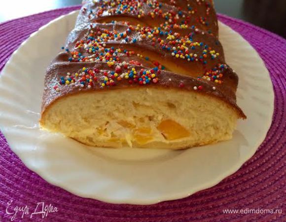 Готовую косу можно полить лимонной или шоколадной глазурью.