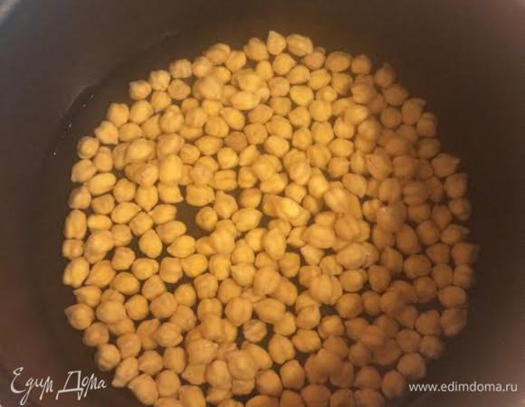 Нут промыть, залить водой и оставить на пару часов. Потом слить воду, промыть еще раз, залить 2 литрами воды и варить до готовности. У меня на это уходит 2 часа, первые 30 минут я варю без крышки, потом накрываю.