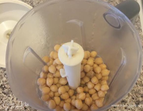 Готовый нут хорошо взбить в блендере, подливая нутовый бульон.