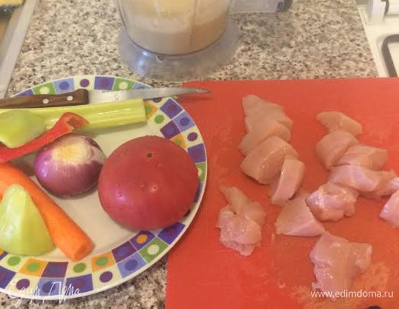 Грудку нарезать кубиками.