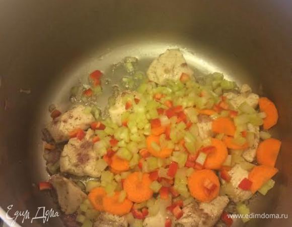 Лук потушить до золотистого цвета, добавить куриную грудку, посолить, поперчить и тушить пару минут. Добавить овощи, тушить 3 — 4 минуты.
