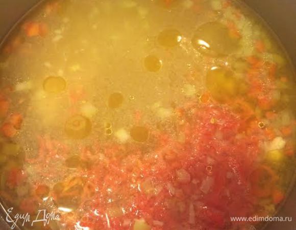 Залить нутовым бульоном и варить 5 минут. Помидор очистить и натереть на крупной терке, добавить в суп. Варить 5 минут.