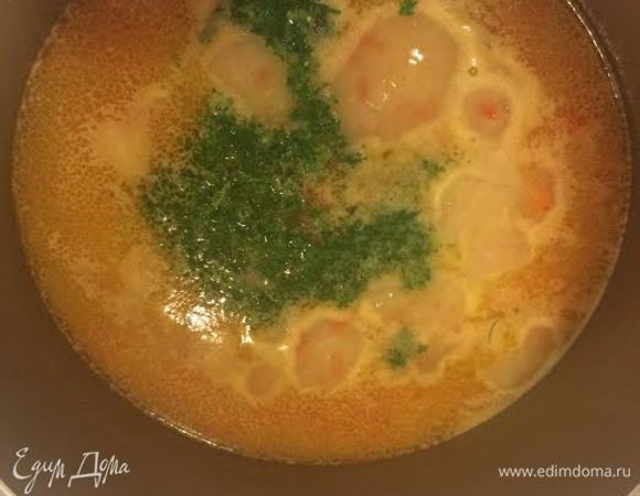 Начать постепенно добавлять нутовое пюре, хорошо мешая ложкой, чтобы пюре растворилось. Добавить зелень, чеснок,соль, перец и снять с огня.