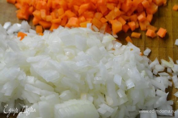 Тем временем подготовим овощи: нарезать мелкими кубиками лук и морковь.