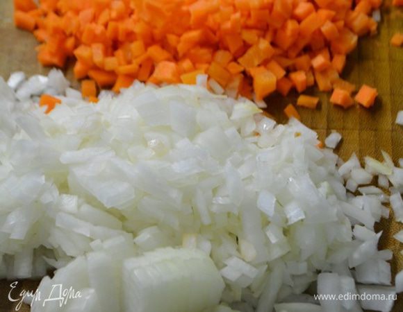 Тем временем подготовим овощи: нарезать мелкими кубиками лук и морковь.