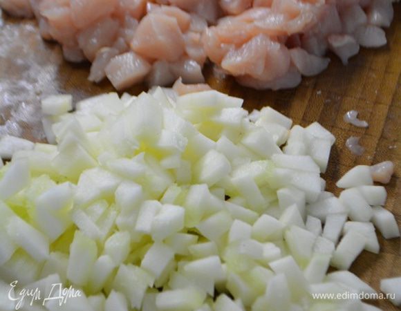 Чуть покрупнее нарезать грудку, кабачок и болгарский перец.