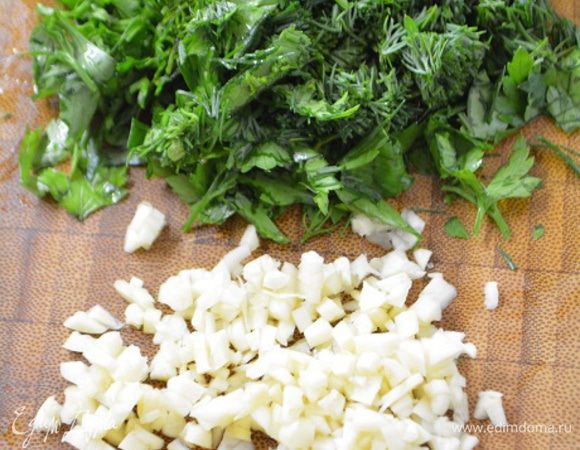 Зелень укропа и петрушки, чеснок измельчить.