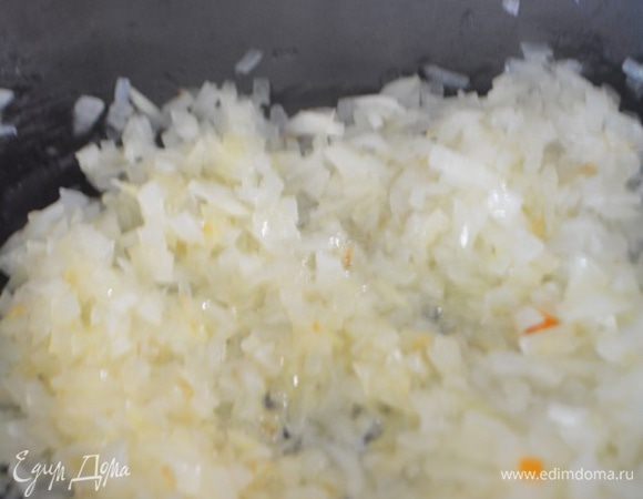 В глубокую сковороду налить 3 ст. л оливкового масла и всыпать лук. Обжарить до светло-золотистого цвета. Примерно 7 минут.