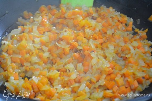 Всыпать морковь и перец болгарский. Обжарить еще 5 минут, периодически помешивая. (У меня в этот раз закончился перец, поэтому на фото его нет).