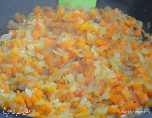 Всыпать морковь и перец болгарский. Обжарить еще 5 минут, периодически помешивая. (У меня в этот раз закончился перец, поэтому на фото его нет).