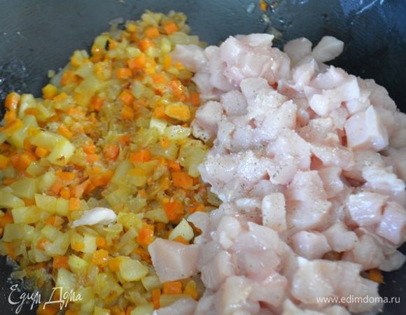 В сковороду добавить кабачки и тушить еще 3 — 5 минут, помешивая. Следом добавить курочку, посолить и поперчить. Перемешать и тушить еще 5 минут.