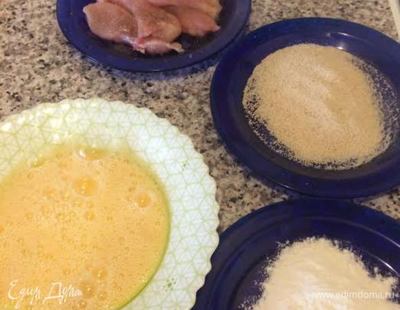 Куриную грудку нарезать на брусочки. Посолить и поперчить.