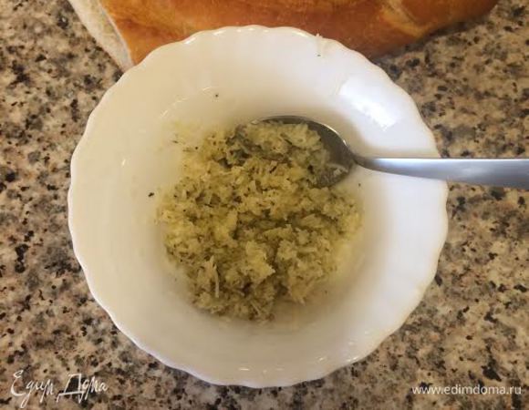 Чеснок выдавить через пресс, пармезан натереть на мелкой терке. В миске смешать пармезан, чеснок и масло.