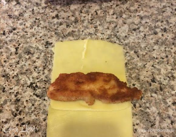 Каждое филе завернуть в 2 кусочка сыра.