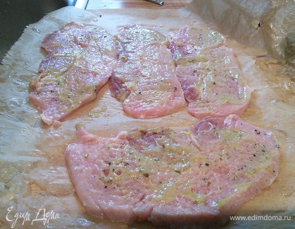 Свиную мякоть разрезать на 4 кусочка, легонько отбить, посолить и поперчить по вкусу, смазать горчицей. 

Внимание! В оригинальном рецепте шницели обваливают в муке, яйце и сухарях и жарят на разогретом масле. Я обжарила шницели в натуральном виде на среднем огне.  