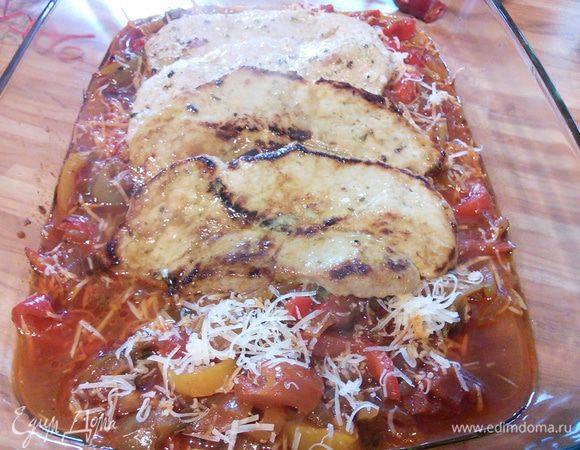 Большую форму для запекания смазать маслом, выложить 2/3 соуса, в соус выложить обжаренные шницели и полить оставшимся соусом. 