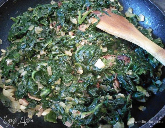 Добавить шпинат (мороженный), он сразу начнет таять, тушить до испарения жидкости, поперчить. С солью аккуратно, т. к. в начинку идет сольная фета. А вот кто любит, может добавить щепотку мускатного ореха. Если у вас свежий шпинат, то его тушить нужно буквально пару минут, пока он не опадет. Снять с огня и дать остыть. 