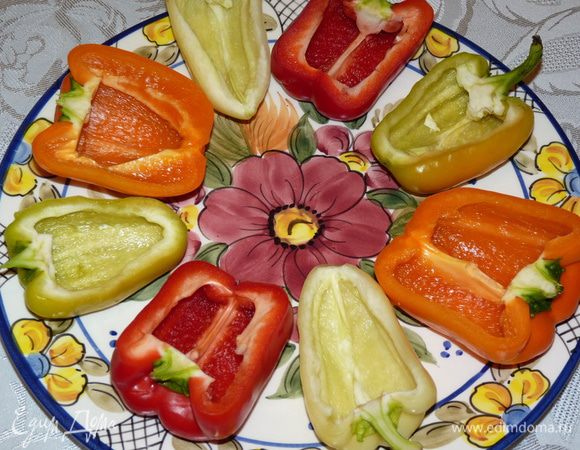 Болгарский перец вымыть, разрезать вдоль на две половины. Очистить от семян и перепонок. 