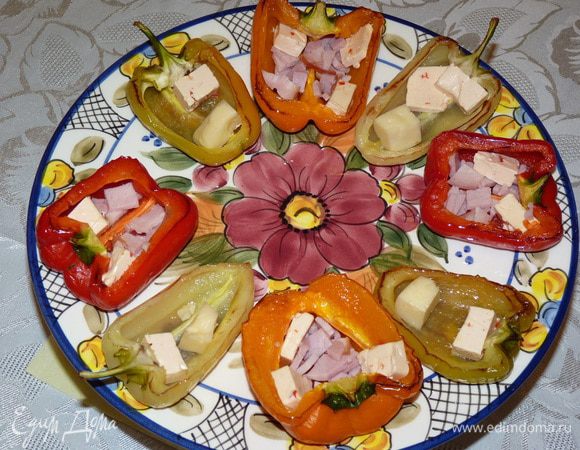 Разделить на две части — одни будут с сыром, другие с ветчиной, сыром и яйцами. В каждую «сырную лодочку» выложить по кусочку плавленого и твердого сыра. В «лодочки с яйцом» выложить по пару кусочков плавленого сыра, измельченную ветчину и горчицу. 