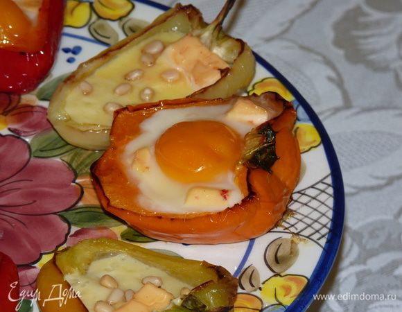 Запечь «яичные лодочки» пару минут, пока яйца не схватятся.