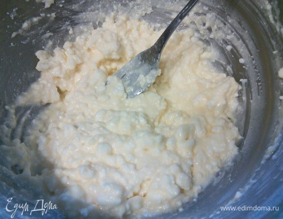 Фету раскрошить (немного оставить для посыпки), остальную фету смешать с 2 яйцами, молоком и растереть в кашицу. 