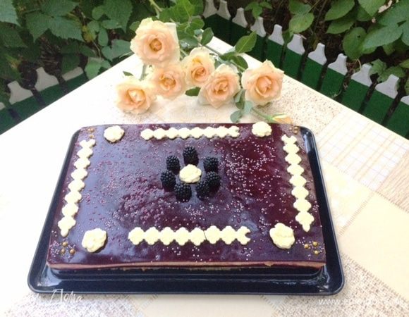 А это — торт уже проделавший час пути по жаре и по не очень хорошей дороге, но выдержал.
Приятного аппетита!