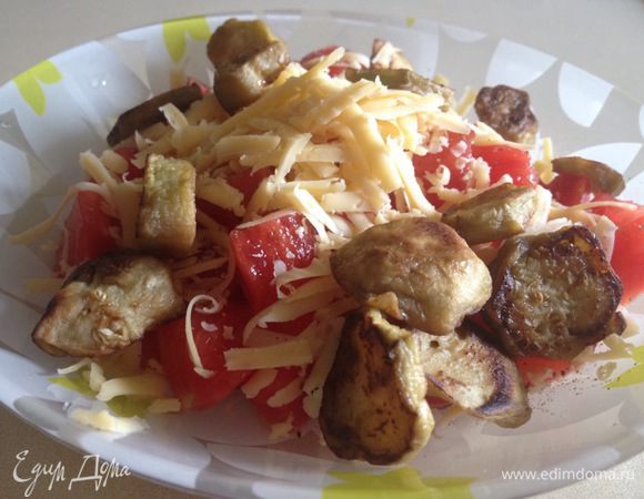 Баклажан очистить, нарезать кружочками, посыпать солью, дать постоять (минут 20 минимум). Слить воду, поджарить на растительном масле.
Помидоры нарезать крупно, сыр потереть на крупной терке, выложить баклажаны.