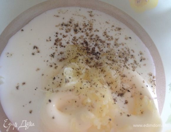 Смешать сметану, майонез, чеснок (выдавить или потереть на терке), перец молотый. Этим соусом заправить салат.