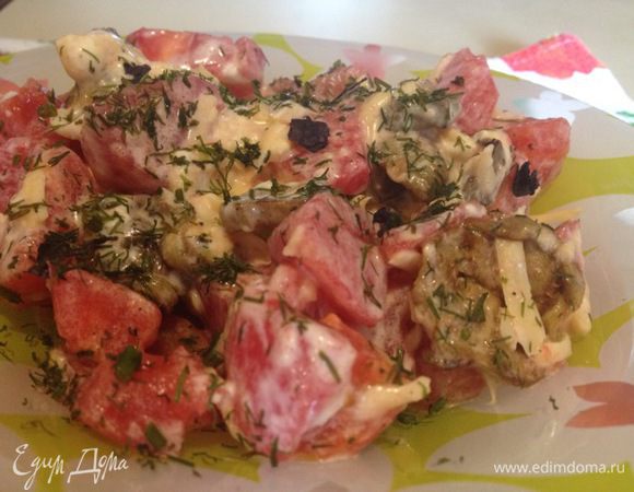 Сверху посыпать зеленью. У меня остался всего один листочек синего базилика, порвала мелко. Люблю его аромат и вкус, он делает салат богаче!