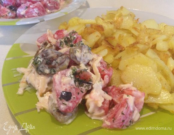 Этот салат хорошо подходит к жареному картофелю. У меня картофель с карри, розмарином и чесноком. 