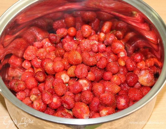 Клубнику промыть, удалить  хвостики.