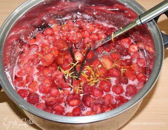 Стручки ванили разрезать попалам, соскрести ножом семена, положить все в клубнику вместе со стручками, натереть цедру лимона и выжать с него сок.