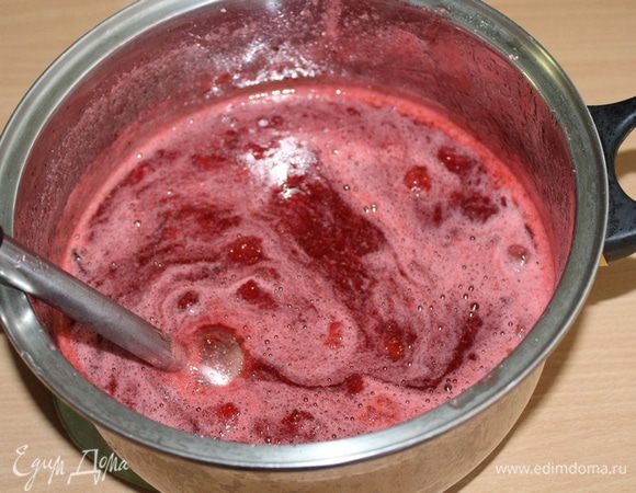 Клубнику поставить на средний огонь, довести до кипения и варить, периодически помешивая, 25 — 30 минут, снимая пенку.
Удалить стручки ванили и погружным блендером пробить клубнику, оставляя небольшие кусочки ягоды.
Тонкой струйкой всыпать желфикс, довести до кипения, помешивая, варить всего три минуты, тщательно растирайте деревянной лопаткой образующиеся комочки. 