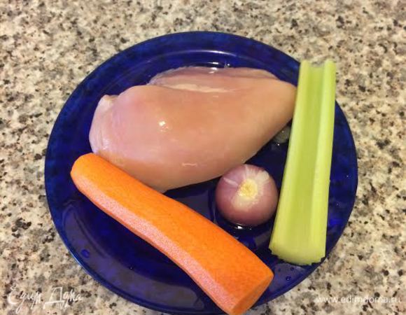 Куриную грудку отварить.