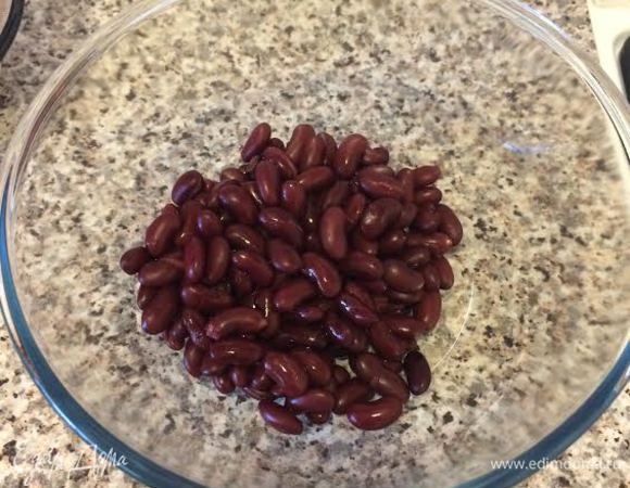 Фасоль достать из банки, промыть.