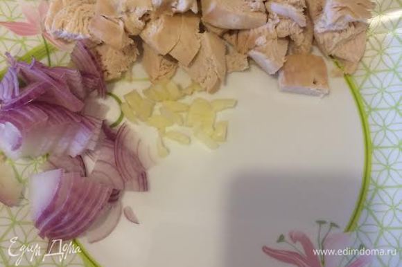 Курицу, лук и чеснок нарезать и добавить в салат.